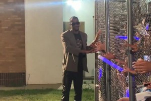 大批雷霆球迷到机场迎接主队归来，俄城这篮球氛围真没的说！